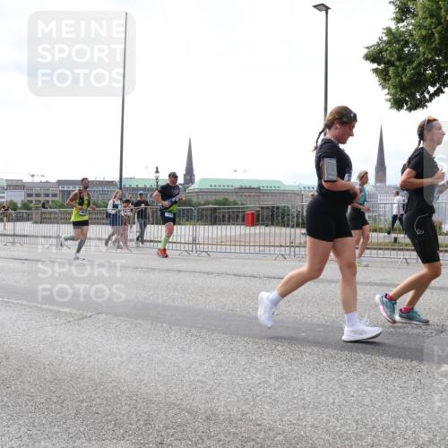 29.06.2025 - hella hamburg halbmarathon Lena Gebhardt http://msf.ph/oto/8423447 29.06.2025 10:43:08 Lombardsbrücke 1854, 1149, 1155, 1467, 1656, 1788, 1816, 1878, 1964, 2103, 2158, 2267, 2361, 2401, 2450, 2509, 2940, 2941, 2971, 3074, 3238, 3283, 3329, 3378, 3518, 3638, 3764, 4056, 4092, 4105, 4177, 4302, 4367, 4385, 4680, 5067, 5268, 5610, 5720, 5755, 5967, 6120, 6440, 7043, 7461, 7872, 8135, 8161, 8184, 8408, 8435, 8795, 8991, 9072, 9304, 9378, 9639, 9641, 9644, 9976, 10008, 10180, 10697, 11142, 11710, 12151, 12441, 13049 meine-sportfotos.de