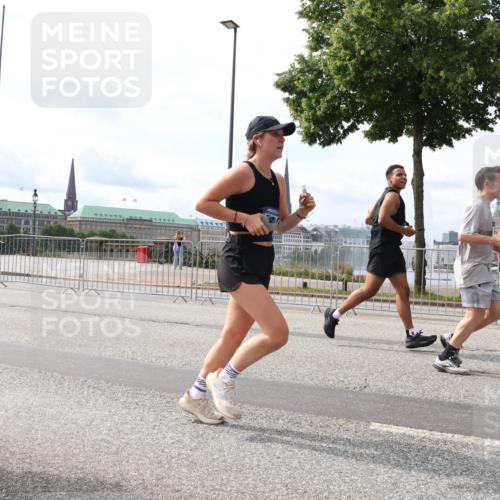 29.06.2025 - hella hamburg halbmarathon Lena Gebhardt http://msf.ph/oto/8423458 29.06.2025 10:18:58 Lombardsbrücke 2703, 1234, 1349, 1521, 1718, 1755, 1820, 2096, 2311, 2703, 2781, 2802, 2821, 3026, 3105, 3118, 3202, 3529, 3591, 3592, 3631, 4383, 4718, 4802, 4845, 5034, 5049, 5080, 5098, 5264, 5266, 5323, 5429, 5834, 5910, 6194, 6249, 6413, 6477, 6482, 6533, 6736, 7051, 7121, 7214, 7252, 7454, 8341, 8665, 8761, 8778, 8780, 9270, 9272, 9276, 9505, 9549, 9652, 9658, 9748, 9756, 9757, 10037, 10172, 10467, 10502, 10816, 12541, 12548, 12552, 12703 meine-sportfotos.de
