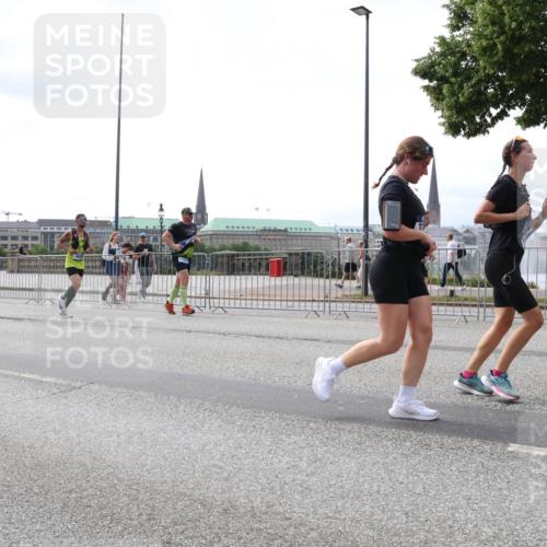 29.06.2025 - hella hamburg halbmarathon Lena Gebhardt http://msf.ph/oto/8423467 29.06.2025 10:43:08 Lombardsbrücke 18540, 1149, 1155, 1467, 1656, 1788, 1816, 1878, 1964, 2103, 2158, 2267, 2361, 2401, 2450, 2509, 2940, 2941, 2971, 3074, 3238, 3283, 3329, 3378, 3518, 3638, 3764, 4056, 4092, 4105, 4177, 4302, 4367, 4385, 4680, 5067, 5268, 5610, 5720, 5755, 5967, 6120, 6440, 7043, 7461, 7872, 8135, 8161, 8184, 8408, 8435, 8795, 8991, 9072, 9304, 9378, 9639, 9641, 9644, 9976, 10008, 10180, 10697, 11142, 11710, 12151, 12441, 13049 meine-sportfotos.de