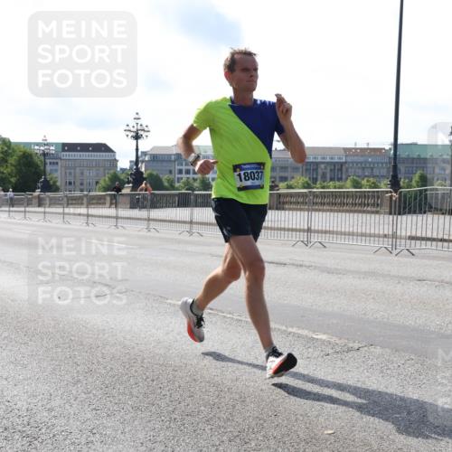 29.06.2025 - hella hamburg halbmarathon Lena Gebhardt http://msf.ph/oto/8423468 29.06.2025 09:43:04 Lombardsbrücke 18037, 1271, 4338, 5301, 5612, 7331, 7855, 9097, 9269, 9385, 9565, 9767, 10468, 10867, 11078, 11228, 11994, 12341, 12360, 12529, 12992, 13346, 13374, 13872, 13913, 14728, 14753, 14757, 14836, 15483, 15671, 16615, 17614, 18037, 18328, 18693, 18695, 18740, 18989, 19041, 19042, 19050, 19076, 19078 meine-sportfotos.de