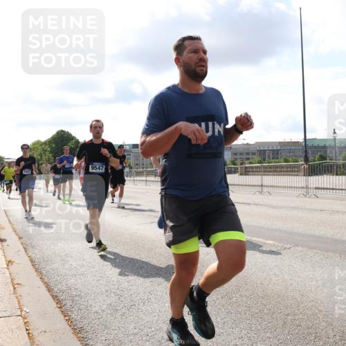 29.06.2025 - hella hamburg halbmarathon Lena Gebhardt http://msf.ph/oto/8423471 29.06.2025 09:52:09 Lombardsbrücke 15206, 1631, 9547, 1057, 1139, 1312, 1353, 1468, 1569, 1604, 1631, 1763, 2653, 3305, 3437, 3618, 3697, 3852, 4565, 4865, 4871, 4915, 4991, 5014, 5047, 5129, 5231, 5336, 5690, 5987, 6373, 6490, 6550, 6700, 6705, 6711, 6770, 7092, 7185, 7710, 8074, 8346, 8359, 8564, 8852, 8900, 9348, 9358, 9444, 9547, 9659, 10319, 10375, 10493, 10691, 10741, 10934, 10978, 11021, 11062, 11495, 11679, 11714, 11821, 12046, 12438, 12623, 12711, 12772, 13728 meine-sportfotos.de