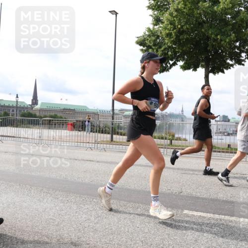 29.06.2025 - hella hamburg halbmarathon Lena Gebhardt http://msf.ph/oto/8423474 29.06.2025 10:18:58 Lombardsbrücke 2703, 80, 1234, 1349, 1521, 1718, 1755, 1820, 2096, 2311, 2703, 2781, 2802, 2821, 3026, 3105, 3118, 3202, 3529, 3591, 3592, 3631, 4383, 4718, 4802, 4845, 5034, 5049, 5080, 5098, 5264, 5266, 5323, 5429, 5834, 5910, 6194, 6249, 6413, 6477, 6482, 6533, 6736, 7051, 7121, 7214, 7252, 7454, 8341, 8665, 8761, 8778, 8780, 9270, 9272, 9276, 9505, 9549, 9652, 9658, 9748, 9756, 9757, 10037, 10172, 10467, 10502, 10816, 12541, 12548, 12552, 12703 meine-sportfotos.de