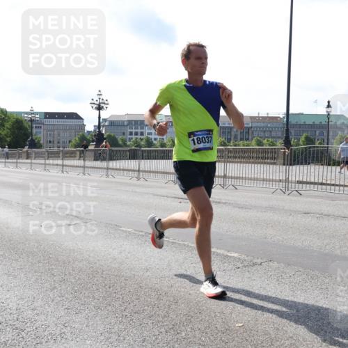 29.06.2025 - hella hamburg halbmarathon Lena Gebhardt http://msf.ph/oto/8423484 29.06.2025 09:43:04 Lombardsbrücke 18037, 500055, 1271, 4338, 5301, 5612, 7331, 7855, 9097, 9269, 9385, 9565, 9767, 10468, 10867, 11078, 11228, 11994, 12341, 12360, 12529, 12992, 13346, 13374, 13872, 13913, 14728, 14753, 14757, 14836, 15483, 15671, 16615, 17614, 18037, 18328, 18693, 18695, 18740, 18989, 19041, 19042, 19050, 19076, 19078 meine-sportfotos.de