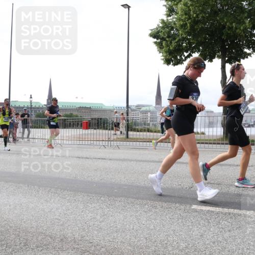 29.06.2025 - hella hamburg halbmarathon Lena Gebhardt http://msf.ph/oto/8423487 29.06.2025 10:43:08 Lombardsbrücke 1324, 37, 1304, 1149, 1155, 1467, 1656, 1788, 1816, 1878, 1964, 2103, 2158, 2267, 2361, 2401, 2450, 2509, 2940, 2941, 2971, 3074, 3238, 3283, 3329, 3378, 3518, 3638, 3764, 4056, 4092, 4105, 4177, 4302, 4367, 4385, 4680, 5067, 5268, 5610, 5720, 5755, 5967, 6120, 6440, 7043, 7461, 7872, 8135, 8161, 8184, 8408, 8435, 8795, 8991, 9072, 9304, 9378, 9639, 9641, 9644, 9976, 10008, 10180, 10697, 11142, 11710, 12151, 12441, 13049 meine-sportfotos.de