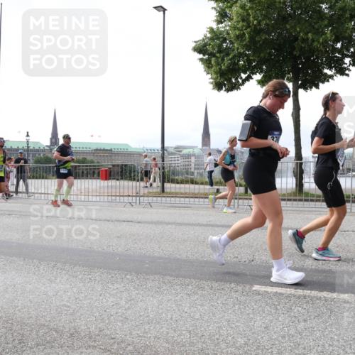 29.06.2025 - hella hamburg halbmarathon Lena Gebhardt http://msf.ph/oto/8423505 29.06.2025 10:43:08 Lombardsbrücke 4680, 13241, 37, 1149, 1155, 1467, 1656, 1788, 1816, 1878, 1964, 2103, 2158, 2267, 2361, 2401, 2450, 2509, 2940, 2941, 2971, 3074, 3238, 3283, 3329, 3378, 3518, 3638, 3764, 4056, 4092, 4105, 4177, 4302, 4367, 4385, 4680, 5067, 5268, 5610, 5720, 5755, 5967, 6120, 6440, 7043, 7461, 7872, 8135, 8161, 8184, 8408, 8435, 8795, 8991, 9072, 9304, 9378, 9639, 9641, 9644, 9976, 10008, 10180, 10697, 11142, 11710, 12151, 12441, 13049 meine-sportfotos.de