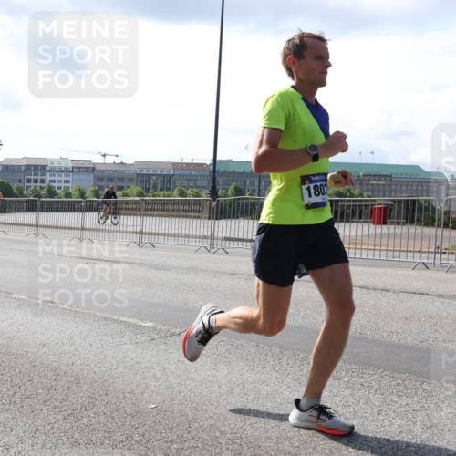 29.06.2025 - hella hamburg halbmarathon Lena Gebhardt http://msf.ph/oto/8423509 29.06.2025 09:43:04 Lombardsbrücke 180, 1271, 4338, 5301, 5612, 7331, 7855, 9097, 9269, 9385, 9565, 9767, 10468, 10867, 11078, 11228, 11994, 12341, 12360, 12529, 12992, 13346, 13374, 13872, 13913, 14728, 14753, 14757, 14836, 15483, 15671, 16615, 17614, 18037, 18328, 18693, 18695, 18740, 18989, 19041, 19042, 19050, 19076, 19078 meine-sportfotos.de