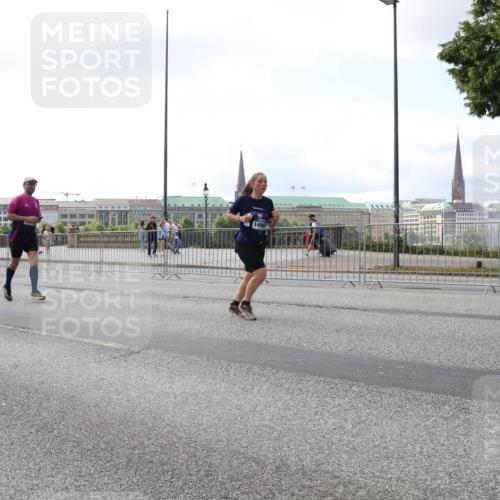 29.06.2025 - hella hamburg halbmarathon Lena Gebhardt http://msf.ph/oto/8423521 29.06.2025 10:06:10 Lombardsbrücke 8051, 14987, 1229, 1245, 1448, 1766, 1830, 1842, 2471, 2540, 3062, 3929, 4169, 4542, 4666, 4868, 5431, 5762, 6014, 6314, 7138, 7741, 8051, 8316, 8894, 8909, 9339, 9361, 9477, 9560, 9917, 10214, 10297, 10781, 13042, 13054, 13481, 13863, 14369, 14987, 15113, 15145, 15229, 15462, 15537, 15766, 15772, 15858, 16441, 16687, 17239, 17740, 17746, 17885, 18042, 18575, 18768, 18857, 18910, 18913, 18966, 18973 meine-sportfotos.de