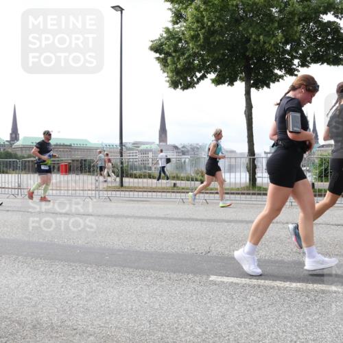29.06.2025 - hella hamburg halbmarathon Lena Gebhardt http://msf.ph/oto/8423526 29.06.2025 10:43:08 Lombardsbrücke 13241, 1149, 1155, 1467, 1656, 1788, 1816, 1878, 1964, 2103, 2158, 2267, 2361, 2401, 2450, 2509, 2940, 2941, 2971, 3074, 3238, 3283, 3329, 3378, 3518, 3638, 3764, 4056, 4092, 4105, 4177, 4302, 4367, 4385, 4680, 5067, 5268, 5610, 5720, 5755, 5967, 6120, 6440, 7043, 7461, 7872, 8135, 8161, 8184, 8408, 8435, 8795, 8991, 9072, 9304, 9378, 9639, 9641, 9644, 9976, 10008, 10180, 10697, 11142, 11710, 12151, 12441, 13049 meine-sportfotos.de