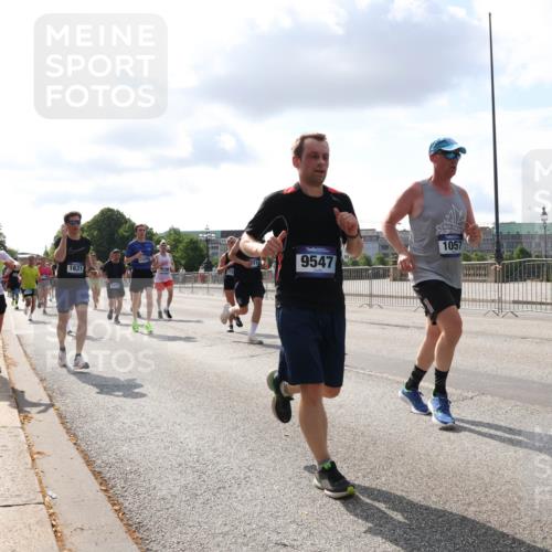 29.06.2025 - hella hamburg halbmarathon Lena Gebhardt http://msf.ph/oto/8423534 29.06.2025 09:52:10 Lombardsbrücke 1631, 15206, 6973, 176, 9547, 1057, 1057, 1139, 1312, 1353, 1468, 1569, 1604, 1631, 1763, 2653, 3305, 3437, 3618, 3697, 3852, 4565, 4871, 4915, 4991, 5011, 5014, 5047, 5129, 5231, 5336, 5690, 5987, 6373, 6490, 6550, 6700, 6705, 6711, 6770, 7092, 7185, 7710, 8074, 8346, 8359, 8564, 8852, 8900, 9348, 9358, 9444, 9547, 9659, 10319, 10375, 10493, 10691, 10741, 10934, 10978, 11021, 11062, 11495, 11679, 11714, 11821, 12046, 12438, 12623, 12711, 12772, 13728 meine-sportfotos.de