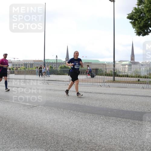 29.06.2025 - hella hamburg halbmarathon Lena Gebhardt http://msf.ph/oto/8423542 29.06.2025 10:06:10 Lombardsbrücke 8051, 14987, 1229, 1245, 1448, 1766, 1830, 1842, 2471, 2540, 3062, 3929, 4169, 4542, 4666, 4868, 5431, 5762, 6014, 6314, 7138, 7741, 8051, 8316, 8894, 8909, 9339, 9361, 9477, 9560, 9917, 10214, 10297, 10781, 13042, 13054, 13481, 13863, 14369, 14987, 15113, 15145, 15229, 15462, 15537, 15766, 15772, 15858, 16441, 16687, 17239, 17740, 17746, 17885, 18042, 18575, 18768, 18857, 18910, 18913, 18966, 18973 meine-sportfotos.de