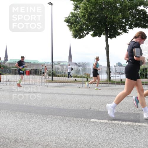 29.06.2025 - hella hamburg halbmarathon Lena Gebhardt http://msf.ph/oto/8423547 29.06.2025 10:43:08 Lombardsbrücke 1324, 1149, 1155, 1467, 1656, 1788, 1816, 1878, 1964, 2103, 2158, 2267, 2361, 2401, 2450, 2509, 2940, 2941, 2971, 3074, 3238, 3283, 3329, 3378, 3518, 3638, 3764, 4056, 4092, 4105, 4177, 4302, 4367, 4385, 4680, 5067, 5268, 5610, 5720, 5755, 5967, 6120, 6440, 7043, 7461, 7872, 8135, 8161, 8184, 8408, 8435, 8795, 8991, 9072, 9304, 9378, 9639, 9641, 9644, 9976, 10008, 10180, 10697, 11142, 11710, 12151, 12441, 13049 meine-sportfotos.de