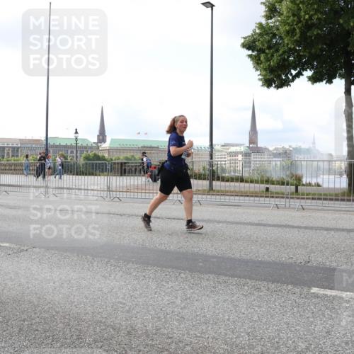 29.06.2025 - hella hamburg halbmarathon Lena Gebhardt http://msf.ph/oto/8423563 29.06.2025 10:06:11 Lombardsbrücke 8051, 13054, 1229, 1245, 1448, 1766, 1830, 1842, 2471, 2540, 3062, 3929, 4169, 4542, 4666, 4868, 5431, 5762, 6014, 6314, 7138, 7741, 8051, 8316, 8894, 8909, 9361, 9477, 9560, 10214, 10297, 10781, 13042, 13054, 13481, 13863, 14369, 14987, 15113, 15145, 15229, 15462, 15537, 15766, 15772, 15858, 16441, 16687, 17239, 17746, 17885, 18042, 18575, 18577, 18768, 18857, 18910, 18913, 18966, 18973 meine-sportfotos.de
