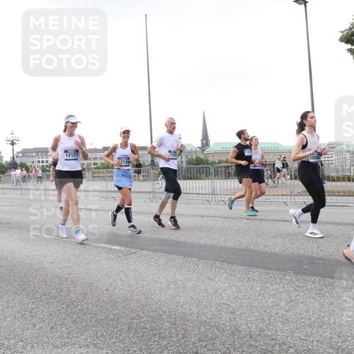 29.06.2025 - hella hamburg halbmarathon Lena Gebhardt http://msf.ph/oto/8423574 29.06.2025 10:53:06 Lombardsbrücke 12127, 12128, 1056, 1369, 1900, 2146, 2291, 2362, 2409, 2701, 2988, 3227, 3787, 4195, 4591, 4626, 4729, 5428, 6135, 6521, 7032, 7483, 7681, 7737, 8212, 8414, 8515, 8641, 8906, 9545, 9764, 10043, 10055, 10175, 10417, 10490, 10568, 10600, 10661, 10879, 10981, 11520, 11524, 11919, 12127, 12128, 12193, 12219, 12700, 12994, 13489, 13916, 13917, 14009, 14038, 14765, 14807, 14977, 14979, 16137 meine-sportfotos.de