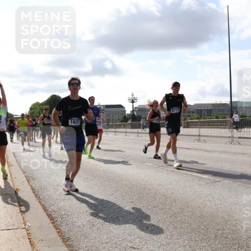 29.06.2025 - hella hamburg halbmarathon Lena Gebhardt http://msf.ph/oto/8423610 29.06.2025 09:52:11 Lombardsbrücke 6711, 15206, 1604, 1631, 1057, 1139, 1312, 1353, 1468, 1569, 1604, 1631, 1763, 2653, 3305, 3437, 3618, 3697, 3852, 4565, 4871, 4915, 4991, 5011, 5014, 5047, 5129, 5231, 5336, 5690, 5987, 6373, 6550, 6700, 6705, 6711, 6770, 7092, 7185, 7710, 8074, 8346, 8359, 8564, 8852, 8900, 9348, 9358, 9444, 9547, 9659, 10319, 10375, 10493, 10691, 10741, 10934, 10978, 11021, 11062, 11495, 11679, 11714, 11821, 12046, 12438, 12623, 12711, 12772, 13728 meine-sportfotos.de