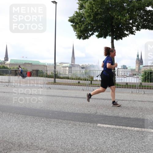 29.06.2025 - hella hamburg halbmarathon Lena Gebhardt http://msf.ph/oto/8423624 29.06.2025 10:06:11 Lombardsbrücke 8051, 1229, 1245, 1448, 1766, 1830, 1842, 2471, 2540, 3062, 3929, 4169, 4542, 4666, 4868, 5431, 5762, 6014, 6314, 7138, 7741, 8051, 8316, 8894, 8909, 9361, 9477, 9560, 10214, 10297, 10781, 13042, 13054, 13481, 13863, 14369, 14987, 15113, 15145, 15229, 15462, 15537, 15766, 15772, 15858, 16441, 16687, 17239, 17746, 17885, 18042, 18575, 18577, 18768, 18857, 18910, 18913, 18966, 18973 meine-sportfotos.de