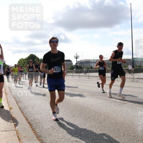 29.06.2025 - hella hamburg halbmarathon Lena Gebhardt http://msf.ph/oto/8423629 29.06.2025 09:52:12 Lombardsbrücke 15206, 1604, 6373, 631, 17637, 67, 1057, 1139, 1312, 1353, 1468, 1569, 1604, 1631, 1763, 2653, 3305, 3437, 3618, 3697, 3852, 4565, 4871, 4915, 5011, 5014, 5047, 5129, 5231, 5336, 5690, 5987, 6373, 6550, 6700, 6705, 6711, 6770, 7092, 7185, 7710, 8074, 8346, 8359, 8564, 8852, 8900, 9348, 9358, 9444, 9547, 9659, 10319, 10375, 10493, 10691, 10741, 10934, 10978, 11021, 11062, 11495, 11679, 11714, 11821, 12046, 12438, 12623, 12711, 12772, 13728, 14257 meine-sportfotos.de