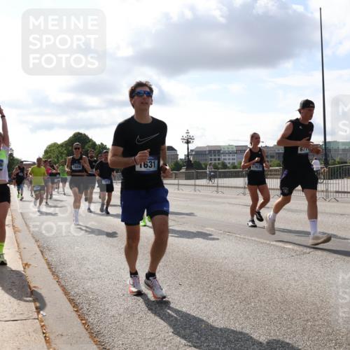 29.06.2025 - hella hamburg halbmarathon Lena Gebhardt http://msf.ph/oto/8423644 29.06.2025 09:52:12 Lombardsbrücke 15206, 1604, 6373, 1631, 17637, 671, 1057, 1139, 1312, 1353, 1468, 1569, 1604, 1631, 1763, 2653, 3305, 3437, 3618, 3697, 3852, 4565, 4871, 4915, 5011, 5014, 5047, 5129, 5231, 5336, 5690, 5987, 6373, 6550, 6700, 6705, 6711, 6770, 7092, 7185, 7710, 8074, 8346, 8359, 8564, 8852, 8900, 9348, 9358, 9444, 9547, 9659, 10319, 10375, 10493, 10691, 10741, 10934, 10978, 11021, 11062, 11495, 11679, 11714, 11821, 12046, 12438, 12623, 12711, 12772, 13728, 14257 meine-sportfotos.de