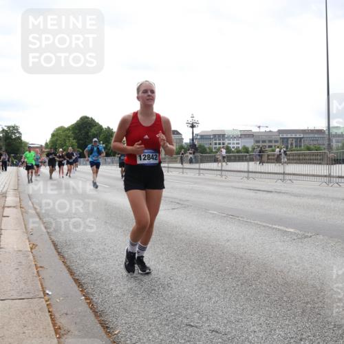 29.06.2025 - hella hamburg halbmarathon Lena Gebhardt http://msf.ph/oto/8423649 29.06.2025 10:28:16 Lombardsbrücke 570, 12842, 1148, 3445, 5177, 5369, 5604, 5718, 5847, 5939, 6418, 6632, 7497, 7667, 7980, 8215, 8327, 9567, 9653, 9654, 9855, 10434, 11692, 11739, 12780, 12823, 12842, 13045, 13296, 13400, 13568, 13678, 13860, 14017, 14155, 15123, 15607, 15608, 16569, 16804, 18256, 18293, 18604, 19180 meine-sportfotos.de