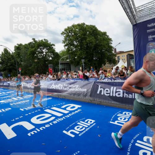 29.06.2025 - hella hamburg halbmarathon Zöllner http://msf.ph/oto/8423652 29.06.2025 10:33:16 Ziel 1910, 6473, 7723, 9047, 14167, 17175, 18455 meine-sportfotos.de