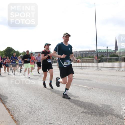 29.06.2025 - hella hamburg halbmarathon Lena Gebhardt http://msf.ph/oto/8423655 29.06.2025 10:19:00 Lombardsbrücke 13464, 134, 15657, 19010, 1349, 1521, 1718, 1755, 2096, 2311, 2703, 2781, 2802, 2821, 3026, 3105, 3118, 3202, 3529, 3591, 3592, 3631, 4383, 4718, 4802, 4845, 5034, 5049, 5080, 5098, 5178, 5264, 5266, 5323, 5429, 5834, 5910, 6194, 6249, 6413, 6477, 6482, 6533, 6542, 6736, 7051, 7121, 7214, 7252, 7454, 8665, 8761, 8778, 8780, 9252, 9270, 9272, 9276, 9505, 9549, 9652, 9756, 9757, 10037, 10124, 10129, 10172, 10467, 10502, 10816, 12541, 12548, 12552, 12703 meine-sportfotos.de