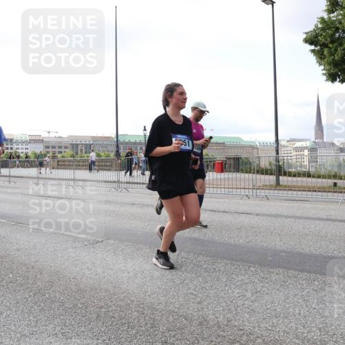 29.06.2025 - hella hamburg halbmarathon Lena Gebhardt http://msf.ph/oto/8423664 29.06.2025 10:06:12 Lombardsbrücke 15772, 51, 130, 1229, 1245, 1448, 1766, 1830, 1842, 2471, 2540, 3062, 4169, 4542, 4666, 4868, 5431, 5762, 6014, 6314, 7138, 7741, 8051, 8316, 8894, 8909, 9361, 9477, 9560, 10214, 10297, 10781, 13042, 13054, 13481, 13863, 14369, 14987, 15113, 15145, 15229, 15462, 15537, 15766, 15772, 15858, 16441, 16687, 17239, 17746, 17885, 18042, 18575, 18577, 18768, 18857, 18910, 18913, 18966, 18973 meine-sportfotos.de