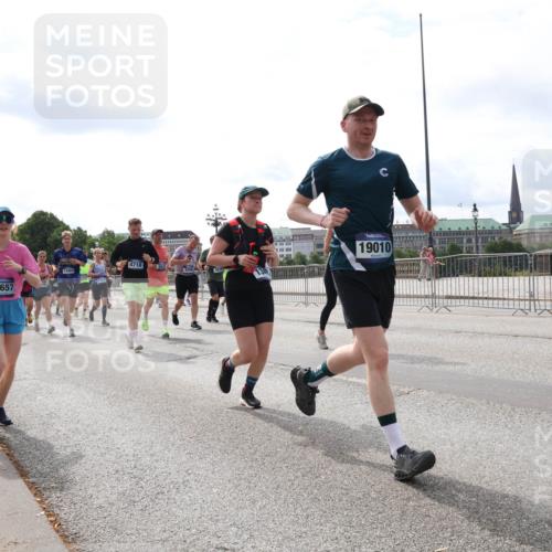 29.06.2025 - hella hamburg halbmarathon Lena Gebhardt http://msf.ph/oto/8423671 29.06.2025 10:19:00 Lombardsbrücke 17388, 174, 15657, 4718, 19010, 1349, 1521, 1718, 1755, 2096, 2311, 2703, 2781, 2802, 2821, 3026, 3105, 3118, 3202, 3529, 3591, 3592, 3631, 4383, 4718, 4802, 4845, 5034, 5049, 5080, 5098, 5178, 5264, 5266, 5323, 5429, 5834, 5910, 6194, 6249, 6413, 6477, 6482, 6533, 6542, 6736, 7051, 7121, 7214, 7252, 7454, 8665, 8761, 8778, 8780, 9252, 9270, 9272, 9276, 9505, 9549, 9652, 9756, 9757, 10037, 10124, 10129, 10172, 10467, 10502, 10816, 12541, 12548, 12552, 12703 meine-sportfotos.de