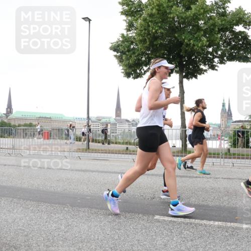 29.06.2025 - hella hamburg halbmarathon Lena Gebhardt http://msf.ph/oto/8423677 29.06.2025 10:53:08 Lombardsbrücke 14979, 1340, 1369, 1900, 1906, 2065, 2146, 2291, 2409, 2701, 2988, 3227, 3787, 4195, 4626, 4729, 5428, 6135, 6521, 7032, 7483, 7681, 7737, 8189, 8212, 8414, 8515, 8641, 8906, 9545, 9685, 9764, 10043, 10055, 10175, 10417, 10490, 10568, 10600, 10661, 10879, 10981, 11520, 11524, 11919, 12127, 12128, 12193, 12219, 12700, 12994, 13489, 13916, 13917, 14009, 14038, 14765, 14807, 14977, 14979, 16137 meine-sportfotos.de