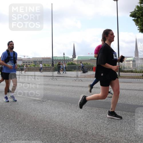 29.06.2025 - hella hamburg halbmarathon Lena Gebhardt http://msf.ph/oto/8423686 29.06.2025 10:06:12 Lombardsbrücke 542, 4868, 15772, 1229, 1245, 1448, 1766, 1830, 1842, 2471, 2540, 3062, 4169, 4542, 4666, 4868, 5431, 5762, 6014, 6314, 7138, 7741, 8051, 8316, 8894, 8909, 9361, 9477, 9560, 10214, 10297, 10781, 13042, 13054, 13481, 13863, 14369, 14987, 15113, 15145, 15229, 15462, 15537, 15766, 15772, 15858, 16441, 16687, 17239, 17746, 17885, 18042, 18575, 18577, 18768, 18857, 18910, 18913, 18966, 18973 meine-sportfotos.de