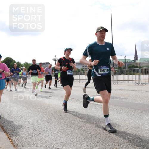 29.06.2025 - hella hamburg halbmarathon Lena Gebhardt http://msf.ph/oto/8423687 29.06.2025 10:19:00 Lombardsbrücke 4718, 1349, 17490, 15657, 17386, 19010, 1349, 1521, 1718, 1755, 2096, 2311, 2703, 2781, 2802, 2821, 3026, 3105, 3118, 3202, 3529, 3591, 3592, 3631, 4383, 4718, 4802, 4845, 5034, 5049, 5080, 5098, 5178, 5264, 5266, 5323, 5429, 5834, 5910, 6194, 6249, 6413, 6477, 6482, 6533, 6542, 6736, 7051, 7121, 7214, 7252, 7454, 8665, 8761, 8778, 8780, 9252, 9270, 9272, 9276, 9505, 9549, 9652, 9756, 9757, 10037, 10124, 10129, 10172, 10467, 10502, 10816, 12541, 12548, 12552, 12703 meine-sportfotos.de