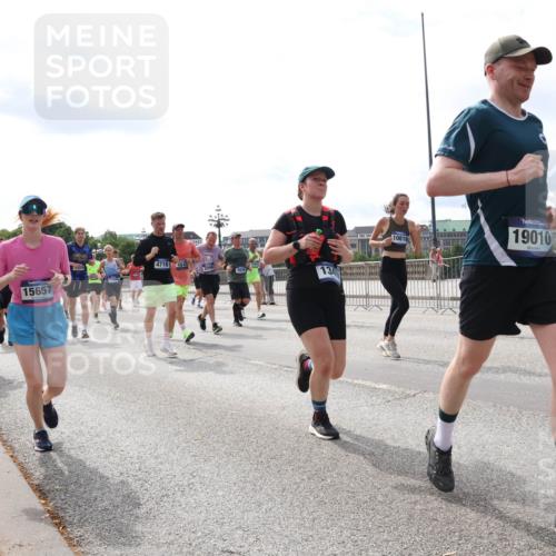 29.06.2025 - hella hamburg halbmarathon Lena Gebhardt http://msf.ph/oto/8423702 29.06.2025 10:19:00 Lombardsbrücke 15657, 4718, 484, 13, 19010, 1349, 1521, 1718, 1755, 2096, 2311, 2703, 2781, 2802, 2821, 3026, 3105, 3118, 3202, 3529, 3591, 3592, 3631, 4383, 4718, 4802, 4845, 5034, 5049, 5080, 5098, 5178, 5264, 5266, 5323, 5429, 5834, 5910, 6194, 6249, 6413, 6477, 6482, 6533, 6542, 6736, 7051, 7121, 7214, 7252, 7454, 8665, 8761, 8778, 8780, 9252, 9270, 9272, 9276, 9505, 9549, 9652, 9756, 9757, 10037, 10124, 10129, 10172, 10467, 10502, 10816, 12541, 12548, 12552, 12703 meine-sportfotos.de
