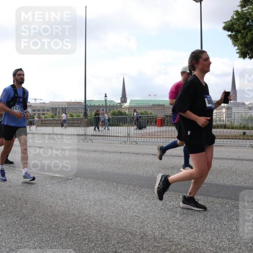 29.06.2025 - hella hamburg halbmarathon Lena Gebhardt http://msf.ph/oto/8423710 29.06.2025 10:06:12 Lombardsbrücke 15772, 805, 1229, 1245, 1448, 1766, 1830, 1842, 2471, 2540, 3062, 4169, 4542, 4666, 4868, 5431, 5762, 6014, 6314, 7138, 7741, 8051, 8316, 8894, 8909, 9361, 9477, 9560, 10214, 10297, 10781, 13042, 13054, 13481, 13863, 14369, 14987, 15113, 15145, 15229, 15462, 15537, 15766, 15772, 15858, 16441, 16687, 17239, 17746, 17885, 18042, 18575, 18577, 18768, 18857, 18910, 18913, 18966, 18973 meine-sportfotos.de