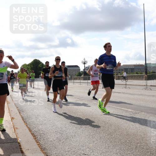 29.06.2025 - hella hamburg halbmarathon Lena Gebhardt http://msf.ph/oto/8423729 29.06.2025 09:52:13 Lombardsbrücke 15206, 18489, 1898, 604, 1527, 13269, 1057, 1139, 1169, 1312, 1353, 1468, 1569, 1604, 1631, 1763, 2653, 3305, 3437, 3618, 3697, 3852, 4565, 4871, 4915, 5011, 5014, 5047, 5129, 5231, 5336, 5690, 5987, 6373, 6550, 6700, 6705, 6711, 6770, 7092, 7185, 7432, 7710, 8074, 8346, 8359, 8564, 8852, 8900, 9348, 9358, 9444, 9547, 9659, 10319, 10493, 10691, 10741, 10934, 10978, 11021, 11062, 11495, 11679, 11714, 11779, 11821, 12046, 12438, 12623, 12772, 13614, 13728, 14257 meine-sportfotos.de