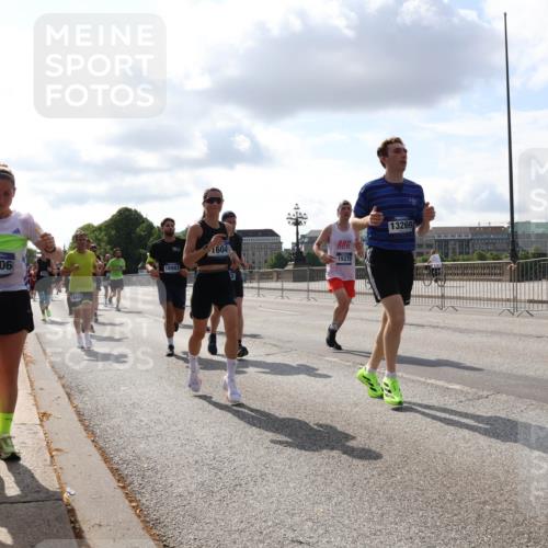 29.06.2025 - hella hamburg halbmarathon Lena Gebhardt http://msf.ph/oto/8423747 29.06.2025 09:52:13 Lombardsbrücke 15206, 18489, 1604, 15270, 18987, 13269, 1057, 1139, 1169, 1312, 1353, 1468, 1569, 1604, 1631, 1763, 2653, 3305, 3437, 3618, 3697, 3852, 4565, 4871, 4915, 5011, 5014, 5047, 5129, 5231, 5336, 5690, 5987, 6373, 6550, 6700, 6705, 6711, 6770, 7092, 7185, 7432, 7710, 8074, 8346, 8359, 8564, 8852, 8900, 9348, 9358, 9444, 9547, 9659, 10319, 10493, 10691, 10741, 10934, 10978, 11021, 11062, 11495, 11679, 11714, 11779, 11821, 12046, 12438, 12623, 12772, 13614, 13728, 14257 meine-sportfotos.de