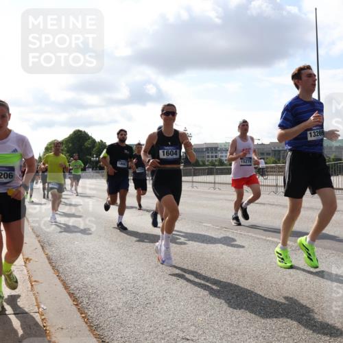 29.06.2025 - hella hamburg halbmarathon Lena Gebhardt http://msf.ph/oto/8423764 29.06.2025 09:52:13 Lombardsbrücke 15206, 18489, 18987, 15309, 13269, 1604, 15270, 1057, 1139, 1169, 1312, 1353, 1468, 1569, 1604, 1631, 1763, 2653, 3305, 3437, 3618, 3697, 3852, 4565, 4871, 4915, 5011, 5014, 5047, 5129, 5231, 5336, 5690, 5987, 6373, 6550, 6700, 6705, 6711, 6770, 7092, 7185, 7432, 7710, 8074, 8346, 8359, 8564, 8852, 8900, 9348, 9358, 9444, 9547, 9659, 10319, 10493, 10691, 10741, 10934, 10978, 11021, 11062, 11495, 11679, 11714, 11779, 11821, 12046, 12438, 12623, 12772, 13614, 13728, 14257 meine-sportfotos.de