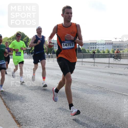 29.06.2025 - hella hamburg halbmarathon Lena Gebhardt http://msf.ph/oto/8423790 29.06.2025 09:43:10 Lombardsbrücke 9767, 18989, 14757, 956, 1271, 4338, 5301, 5612, 6090, 7331, 7380, 7855, 9097, 9269, 9385, 9565, 9767, 10867, 11228, 11994, 12341, 12360, 12529, 12992, 13346, 13374, 14728, 14753, 14757, 14836, 15483, 15671, 17614, 18037, 18328, 18693, 18695, 18740, 18989, 19041, 19042, 19050, 19076, 19078 meine-sportfotos.de