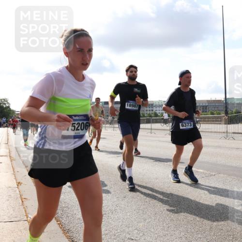 29.06.2025 - hella hamburg halbmarathon Lena Gebhardt http://msf.ph/oto/8423832 29.06.2025 09:52:14 Lombardsbrücke 5206, 18987, 6373, 1057, 1139, 1169, 1312, 1353, 1468, 1569, 1604, 1631, 1763, 2653, 3305, 3437, 3618, 3697, 3852, 4565, 4871, 4915, 5011, 5014, 5047, 5129, 5231, 5336, 5690, 5987, 6373, 6550, 6700, 6705, 6711, 6770, 7092, 7185, 7432, 7710, 8074, 8346, 8359, 8564, 8852, 8900, 9348, 9358, 9444, 9547, 9659, 10319, 10493, 10691, 10741, 10978, 11021, 11062, 11495, 11679, 11714, 11779, 11821, 12046, 12438, 12623, 12772, 13614, 13728, 14257 meine-sportfotos.de