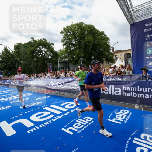 29.06.2025 - hella hamburg halbmarathon Zöllner http://msf.ph/oto/8423886 29.06.2025 10:33:25 Ziel 1959, 4679, 7723, 8956, 16881, 17056, 17489 meine-sportfotos.de