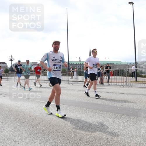 29.06.2025 - hella hamburg halbmarathon Lena Gebhardt http://msf.ph/oto/8423889 29.06.2025 10:43:11 Lombardsbrücke 1889, 19115, 1781, 13417, 8795, 1149, 1155, 1467, 1656, 1788, 1816, 1878, 1964, 2103, 2158, 2267, 2361, 2450, 2509, 2971, 3074, 3238, 3283, 3329, 3378, 3518, 3638, 3764, 4056, 4092, 4105, 4177, 4302, 4367, 4385, 4680, 5067, 5268, 5610, 5720, 5755, 5967, 6012, 6440, 7043, 7461, 7872, 7926, 8135, 8161, 8184, 8408, 8435, 8795, 8991, 9072, 9304, 9378, 9639, 9641, 9644, 9976, 10008, 10180, 11142, 11710, 12151, 12441, 13049 meine-sportfotos.de