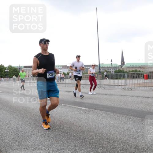 29.06.2025 - hella hamburg halbmarathon Lena Gebhardt http://msf.ph/oto/8423895 29.06.2025 10:53:12 Lombardsbrücke 16156, 134, 2291, 10661, 1340, 1900, 1906, 2065, 2146, 2291, 2409, 2701, 2988, 3226, 3787, 4195, 4626, 4729, 5428, 5815, 6041, 6044, 6135, 6521, 7032, 7068, 7483, 7681, 7737, 7876, 8189, 8212, 8414, 8515, 8641, 8906, 9545, 9685, 9764, 10043, 10055, 10175, 10417, 10490, 10568, 10661, 10981, 11520, 11524, 11919, 12127, 12128, 12193, 12219, 12700, 13489, 13916, 13917, 14009, 14038, 14765, 14807, 14977, 14979, 16137 meine-sportfotos.de