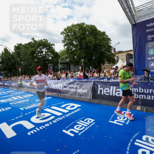 29.06.2025 - hella hamburg halbmarathon Zöllner http://msf.ph/oto/8423907 29.06.2025 10:33:26 Ziel 1959, 4602, 4679, 8956, 16881, 17056, 17489 meine-sportfotos.de