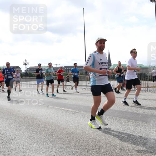 29.06.2025 - hella hamburg halbmarathon Lena Gebhardt http://msf.ph/oto/8423935 29.06.2025 10:43:11 Lombardsbrücke 10180, 19115, 1149, 1155, 1467, 1656, 1788, 1816, 1878, 1964, 2103, 2158, 2267, 2361, 2450, 2509, 2971, 3074, 3238, 3283, 3329, 3378, 3518, 3638, 3764, 4056, 4092, 4105, 4177, 4302, 4367, 4385, 4680, 5067, 5268, 5610, 5720, 5755, 5967, 6012, 6440, 7043, 7461, 7872, 7926, 8135, 8161, 8184, 8408, 8435, 8795, 8991, 9072, 9304, 9378, 9639, 9641, 9644, 9976, 10008, 10180, 11142, 11710, 12151, 12441, 13049 meine-sportfotos.de