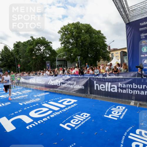 29.06.2025 - hella hamburg halbmarathon Zöllner http://msf.ph/oto/8423941 29.06.2025 10:33:29 Ziel 4602, 8956, 15326, 16931, 17056, 17489, 18731 meine-sportfotos.de