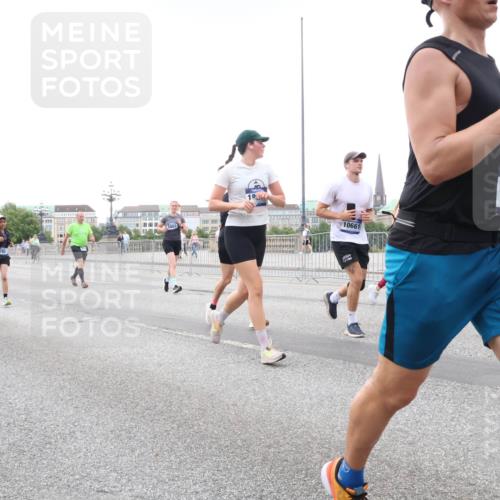 29.06.2025 - hella hamburg halbmarathon Lena Gebhardt http://msf.ph/oto/8423951 29.06.2025 10:53:13 Lombardsbrücke 1348, 16156, 19, 10661, 220, 1340, 1900, 1906, 2065, 2146, 2291, 2409, 2701, 2988, 3226, 3787, 4195, 4626, 4729, 5428, 5562, 5815, 6041, 6044, 6135, 6521, 7032, 7068, 7483, 7681, 7737, 7876, 8189, 8212, 8414, 8515, 8906, 9545, 9685, 9764, 10043, 10055, 10175, 10417, 10490, 10568, 10661, 10981, 11520, 11524, 11919, 12127, 12128, 12193, 12219, 12700, 13489, 13916, 13917, 14009, 14038, 14765, 14807, 14977, 14979, 16137 meine-sportfotos.de
