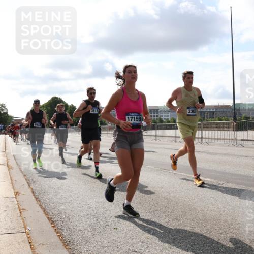 29.06.2025 - hella hamburg halbmarathon Lena Gebhardt http://msf.ph/oto/8423962 29.06.2025 09:52:16 Lombardsbrücke 9444, 3618, 17159, 3305, 15309, 1057, 1139, 1169, 1312, 1353, 1468, 1512, 1569, 1604, 1631, 1763, 3305, 3437, 3618, 3697, 3852, 4565, 4871, 4915, 5011, 5014, 5047, 5129, 5231, 5336, 5690, 5987, 6373, 6550, 6700, 6705, 6711, 6770, 7185, 7432, 7710, 8074, 8359, 8564, 8852, 8900, 9348, 9358, 9444, 9547, 9659, 10319, 10493, 10691, 10741, 10978, 11021, 11062, 11495, 11679, 11714, 11779, 11821, 12046, 12438, 12623, 12772, 13403, 13614, 13728, 14257 meine-sportfotos.de