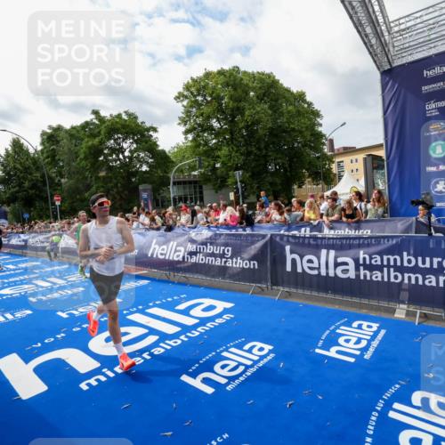 29.06.2025 - hella hamburg halbmarathon Zöllner http://msf.ph/oto/8423967 29.06.2025 10:33:30 Ziel 4602, 8956, 15326, 16931, 17056, 17489, 18731 meine-sportfotos.de