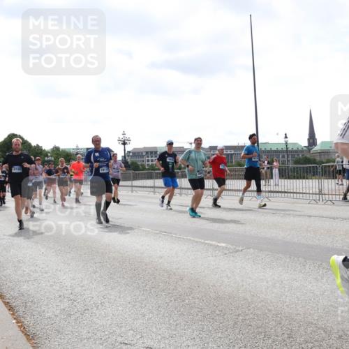 29.06.2025 - hella hamburg halbmarathon Lena Gebhardt http://msf.ph/oto/8423981 29.06.2025 10:43:12 Lombardsbrücke 10180, 19115, 1341, 879, 1149, 1155, 1467, 1656, 1788, 1816, 1878, 1964, 2103, 2158, 2267, 2361, 2450, 2509, 2971, 3074, 3238, 3283, 3329, 3378, 3518, 3638, 3764, 4056, 4105, 4177, 4302, 4367, 4385, 4680, 5067, 5268, 5610, 5720, 5755, 5967, 6012, 6440, 7043, 7461, 7872, 7926, 8135, 8161, 8184, 8408, 8435, 8795, 8991, 9072, 9304, 9378, 9639, 9641, 9644, 9976, 10008, 10180, 11142, 11710, 12151, 13049 meine-sportfotos.de