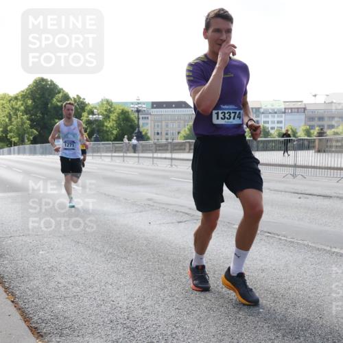 29.06.2025 - hella hamburg halbmarathon Lena Gebhardt http://msf.ph/oto/8423986 29.06.2025 09:43:12 Lombardsbrücke 1271, 13374, 1271, 4338, 5301, 5612, 6090, 7331, 7380, 7855, 9097, 9269, 9385, 9565, 9767, 10867, 11228, 11994, 12341, 12360, 12529, 12992, 13346, 13374, 14728, 14753, 14757, 14836, 15483, 15671, 17614, 18037, 18328, 18693, 18695, 18740, 18989, 19041, 19042, 19050, 19076, 19078 meine-sportfotos.de