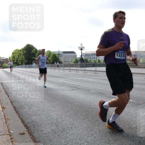 29.06.2025 - hella hamburg halbmarathon Lena Gebhardt http://msf.ph/oto/8424000 29.06.2025 09:43:13 Lombardsbrücke 1271, 13374, 1271, 4338, 5301, 5612, 6090, 7331, 7380, 7855, 9097, 9269, 9385, 9565, 9767, 10867, 11228, 11994, 12341, 12360, 12529, 12992, 13346, 13374, 14728, 14753, 14757, 14836, 15483, 15671, 18037, 18328, 18693, 18695, 18740, 18989, 19041, 19042, 19050, 19076 meine-sportfotos.de