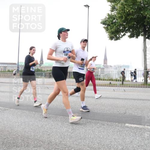 29.06.2025 - hella hamburg halbmarathon Lena Gebhardt http://msf.ph/oto/8424021 29.06.2025 10:53:14 Lombardsbrücke 165, 189, 10661, 1340, 1709, 1900, 1906, 1984, 2065, 2146, 2291, 2409, 2701, 2988, 3226, 3787, 4195, 4626, 4729, 5428, 5562, 5815, 6041, 6044, 6135, 6521, 7032, 7068, 7483, 7681, 7737, 7876, 8189, 8212, 8414, 8515, 8906, 9456, 9545, 9685, 9764, 9785, 10043, 10055, 10175, 10417, 10490, 10568, 10661, 10981, 11520, 11524, 11919, 12127, 12128, 12193, 12219, 12700, 13489, 13916, 13917, 14009, 14038, 14765, 14807, 14977, 14979, 16137 meine-sportfotos.de