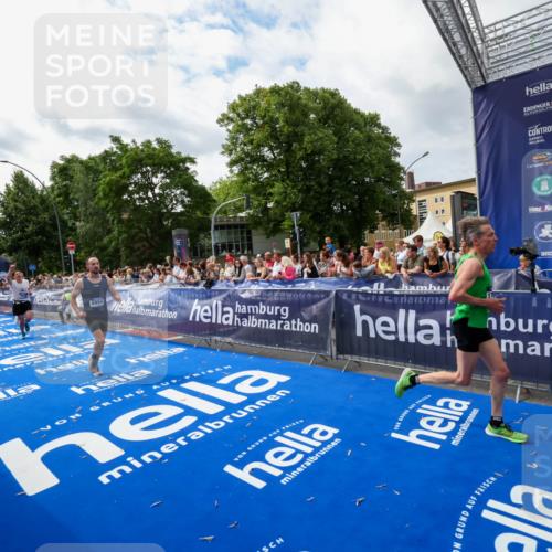 29.06.2025 - hella hamburg halbmarathon Zöllner http://msf.ph/oto/8424022 29.06.2025 10:33:32 Ziel 4602, 8956, 15326, 16931, 17056, 17489, 18731, 18854 meine-sportfotos.de